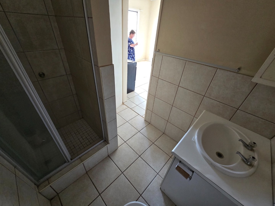 To Let 2 Bedroom Property for Rent in Kannoniers Park North West